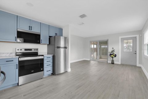 House in Saint Petersburg, Florida 2 bedrooms, 66.89 sq.m. № 2195979 - photo 7