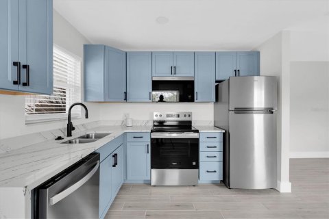 House in Saint Petersburg, Florida 2 bedrooms, 66.89 sq.m. № 2195979 - photo 10