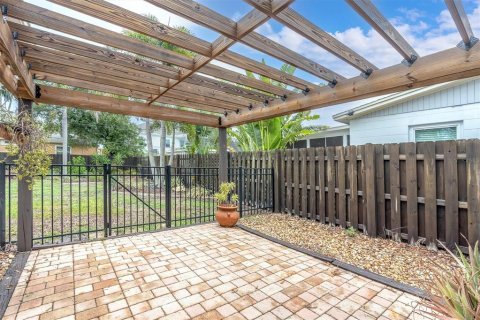 House in Saint Petersburg, Florida 2 bedrooms, 66.89 sq.m. № 2195979 - photo 19