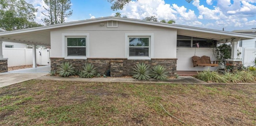 House in Saint Petersburg, Florida 2 bedrooms, 66.89 sq.m. № 2195979