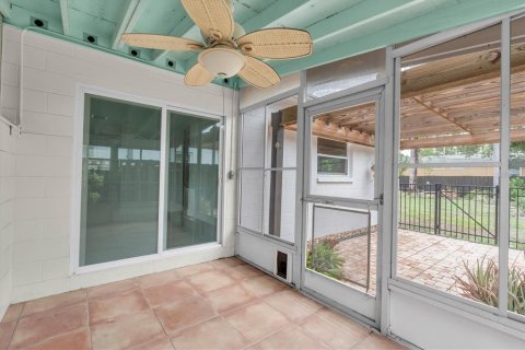 House in Saint Petersburg, Florida 2 bedrooms, 66.89 sq.m. № 2195979 - photo 18