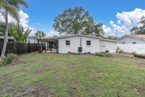 House in Saint Petersburg, Florida 2 bedrooms, 66.89 sq.m. № 2195979 - photo 24
