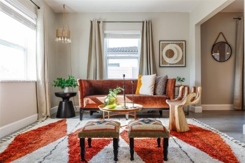 Casa en alquiler en Miami, Florida, 3 dormitorios, 102.19 m2 № 2060040 - foto 2