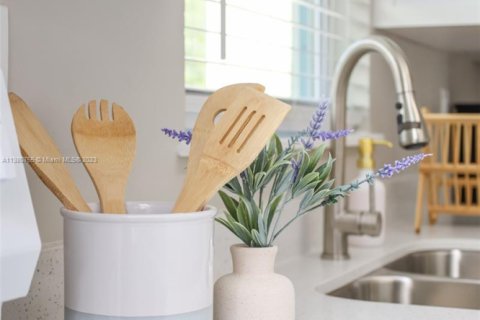 Casa en alquiler en Miami, Florida, 3 dormitorios, 102.19 m2 № 2060040 - foto 14