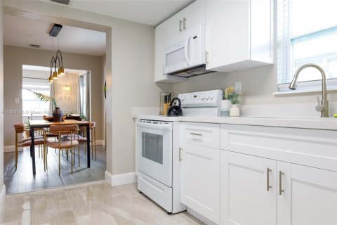 Casa en alquiler en Miami, Florida, 3 dormitorios, 102.19 m2 № 2060040 - foto 13