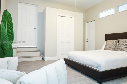 Casa en alquiler en Miami, Florida, 3 dormitorios, 102.19 m2 № 2060040 - foto 23