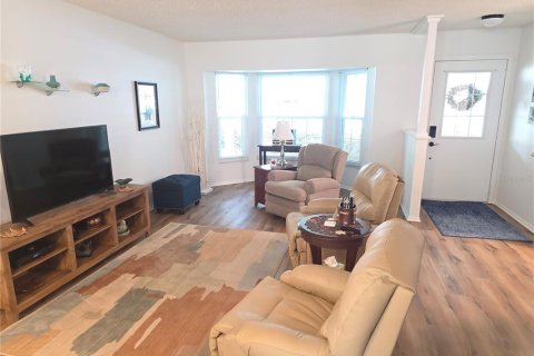 House in Spring Hill, Florida 2 bedrooms, 187.66 sq.m. № 1909668 - photo 5