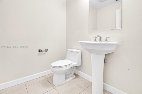 Condominio en venta en Hallandale Beach, Florida, 1 dormitorio, 85.84 m2 № 2034362 - foto 13