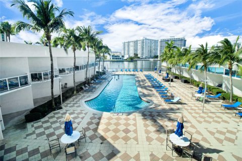 Condominio en venta en Hallandale Beach, Florida, 1 dormitorio, 85.84 m2 № 2034362 - foto 22
