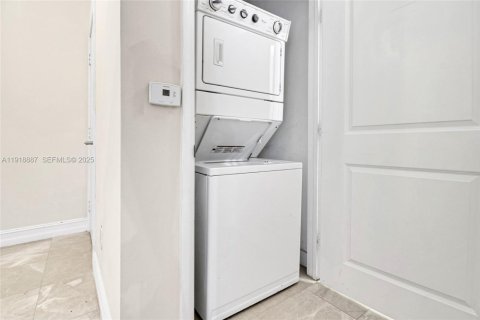 Condominio en venta en Hallandale Beach, Florida, 1 dormitorio, 85.84 m2 № 2034362 - foto 14