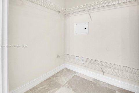 Condominio en venta en Hallandale Beach, Florida, 1 dormitorio, 85.84 m2 № 2034362 - foto 12