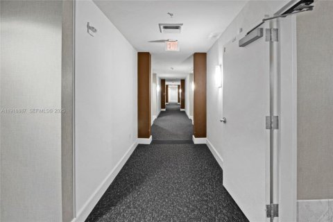 Condominio en venta en Hallandale Beach, Florida, 1 dormitorio, 85.84 m2 № 2034362 - foto 17