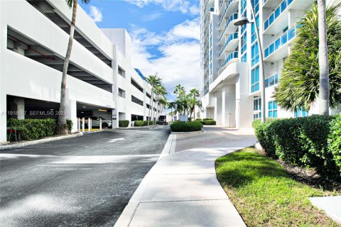 Condominio en venta en Hallandale Beach, Florida, 1 dormitorio, 85.84 m2 № 2034362 - foto 24