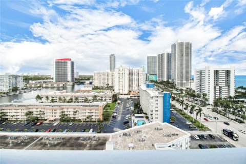 Condominio en venta en Hallandale Beach, Florida, 1 dormitorio, 85.84 m2 № 2034362 - foto 18