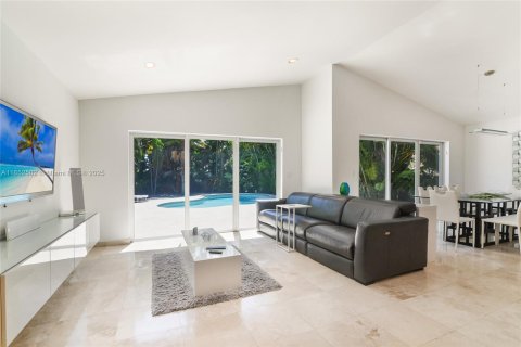 House in Golden Beach, Florida 4 bedrooms, 209.59 sq.m. № 1858822 - photo 4