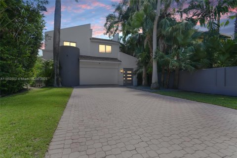 House in Golden Beach, Florida 4 bedrooms, 209.59 sq.m. № 1858822 - photo 2