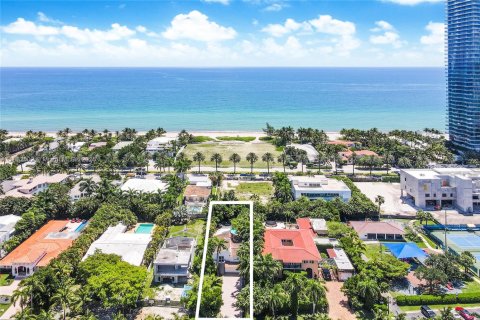 House in Golden Beach, Florida 4 bedrooms, 209.59 sq.m. № 1858822 - photo 1