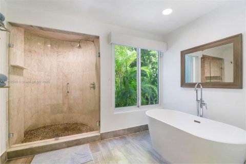House in Golden Beach, Florida 4 bedrooms, 209.59 sq.m. № 1858822 - photo 8