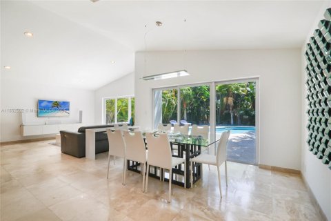 House in Golden Beach, Florida 4 bedrooms, 209.59 sq.m. № 1858822 - photo 5