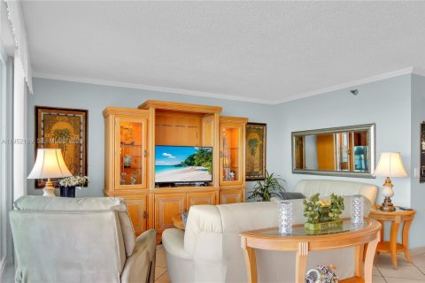 Купить кондоминиум в Санни-Айлс-Бич, Флорида 2 спальни, 102.19м2, № 2008094 - фото 16