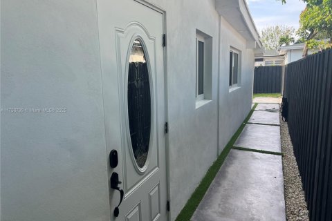 Commercial property in Miami, Florida 155.7 sq.m. № 1868421 - photo 4