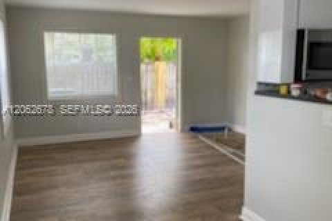 House in Fort Lauderdale, Florida 3 bedrooms, 95.22 sq.m. № 2254855