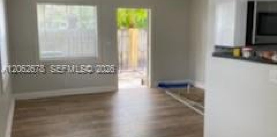 House in Fort Lauderdale, Florida 3 bedrooms, 95.22 sq.m. № 2254855
