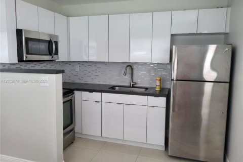 House in Fort Lauderdale, Florida 3 bedrooms, 95.22 sq.m. № 2254855 - photo 6