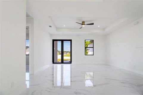 House in Cape Coral, Florida 3 bedrooms, 128.86 sq.m. № 1111408 - photo 3