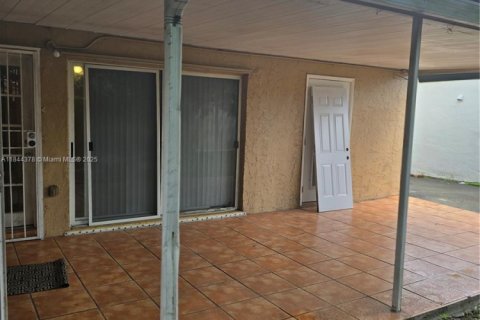 Casa en venta en Miami, Florida, 5 dormitorios, 260.59 m2 № 2053739 - foto 8