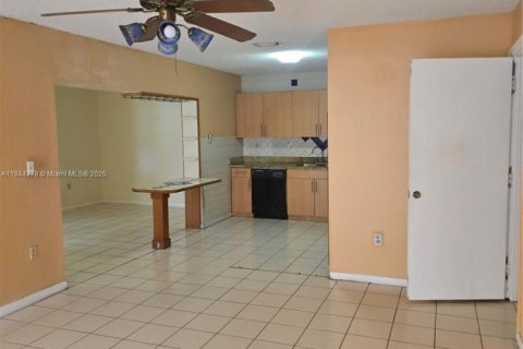 Casa en venta en Miami, Florida, 5 dormitorios, 260.59 m2 № 2053739 - foto 4