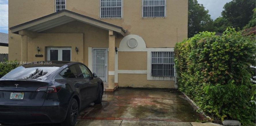 Casa en Miami, Florida 5 dormitorios, 260.59 m2 № 2053739