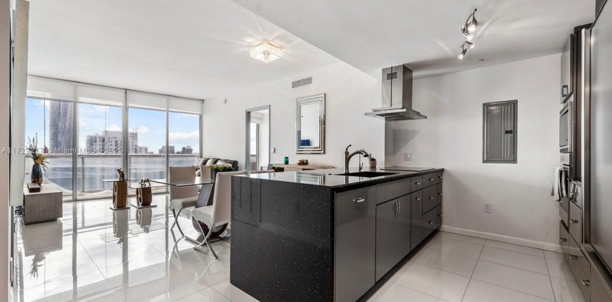 Condominio en Miami, Florida, 2 dormitorios № 1703075