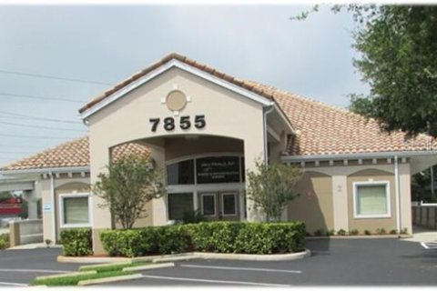 Propiedad comercial en alquiler en Saint Petersburg, Florida, 765.33 m2 № 1618436 - foto 1