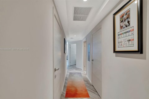 Condo in Miami, Florida, 2 bedrooms  № 2086733 - photo 15