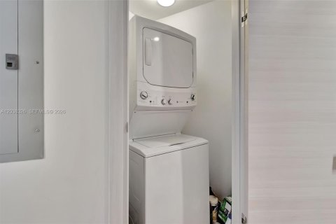 Condo in Miami, Florida, 2 bedrooms  № 2086733 - photo 16