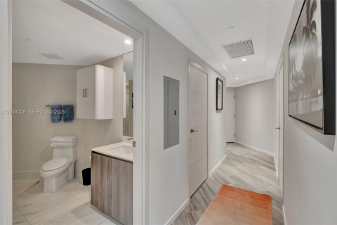 Condo in Miami, Florida, 2 bedrooms  № 2086733 - photo 14