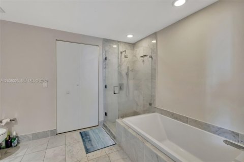 Condo in Miami, Florida, 2 bedrooms  № 2086733 - photo 11