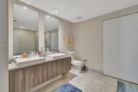 Condo in Miami, Florida, 2 bedrooms  № 2086733 - photo 10