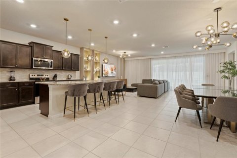 House in Davenport, Florida 8 bedrooms, 374.95 sq.m. № 1373948 - photo 10