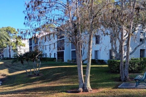 Condo in West Palm Beach, Florida, 2 bedrooms № 2031643 - photo 20