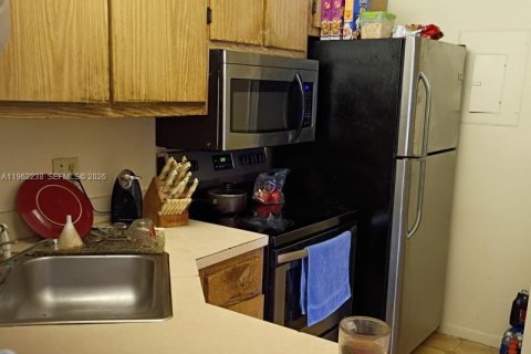 Condo in West Palm Beach, Florida, 2 bedrooms № 2031643 - photo 3