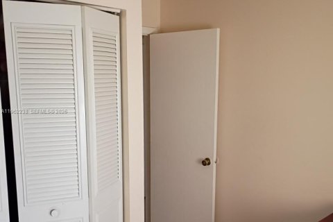 Condo in West Palm Beach, Florida, 2 bedrooms № 2031643 - photo 5