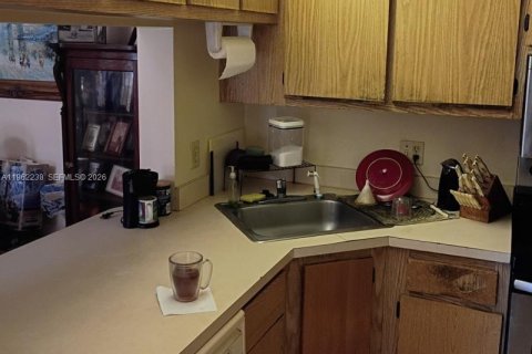 Condo in West Palm Beach, Florida, 2 bedrooms № 2031643 - photo 2