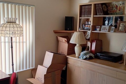 Condo in West Palm Beach, Florida, 2 bedrooms № 2031643 - photo 12