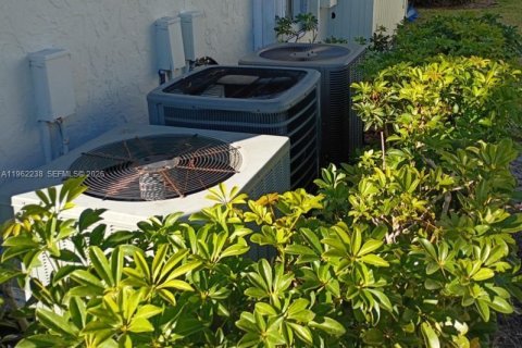 Condo in West Palm Beach, Florida, 2 bedrooms № 2031643 - photo 21