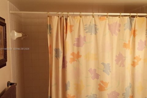 Condo in West Palm Beach, Florida, 2 bedrooms № 2031643 - photo 10