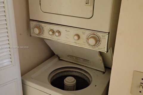 Condo in West Palm Beach, Florida, 2 bedrooms № 2031643 - photo 17