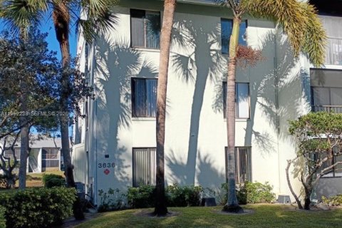 Condo in West Palm Beach, Florida, 2 bedrooms № 2031643 - photo 19