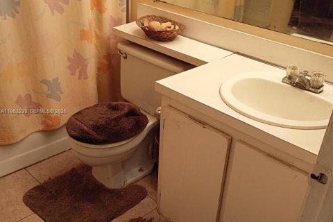 Condo in West Palm Beach, Florida, 2 bedrooms № 2031643 - photo 9